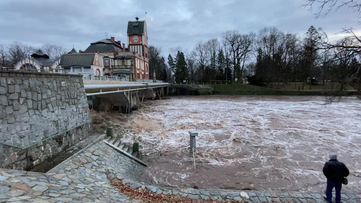 Hladiny řek stoupají, velká voda dorazila do Prahy